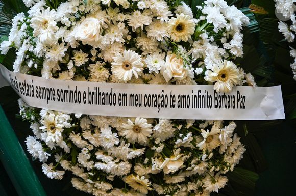 Morte de Juca de Oliveira: Bárbara Paz foi ao velório e também mandou coroa de flores ao ator