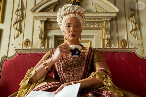 A adaptação da Netflix antecipou casamentos, revelou Lady Whistledown antes do previsto e reformulou cenas-chave do livro de Julia Quinn