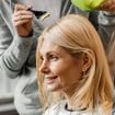 Olga G. San Bartolomé, cabeleireira: ‘Se você só quer cobrir alguns fios brancos, meu conselho é não pintar o cabelo inteiro; aplique a coloração apenas em áreas específicas’
