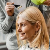 Olga G. San Bartolomé, cabeleireira: ‘Se você só quer cobrir alguns fios brancos, meu conselho é não pintar o cabelo inteiro; aplique a coloração apenas em áreas específicas’