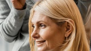 Olga G. San Bartolomé, cabeleireira: ‘Se você só quer cobrir alguns fios brancos, meu conselho é não pintar o cabelo inteiro; aplique a coloração apenas em áreas específicas’