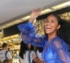 Duda Almeida, a Andreia de 'Quem ama cuida', exibiu look all blue com mangas bufantes para curtir camarote em Carnaval do Rio