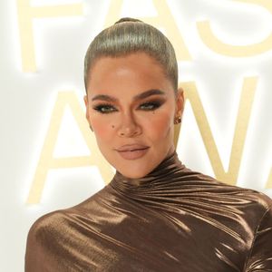 Khloé Kardashian falou abertamente sobre seu novo procedimento estético no rosto, usando o termo 'collagen baby threads' (algo como fios de colágeno finos e delicados)