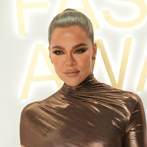 Khloé Kardashian falou abertamente sobre seu novo procedimento estético no rosto, usando o termo 'collagen baby threads' (algo como fios de colágeno finos e delicados)