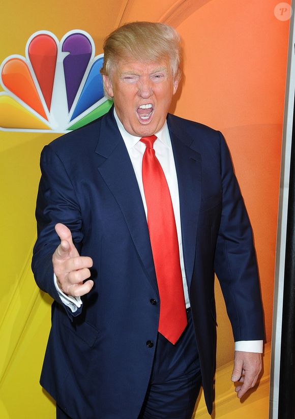 Assim como Trump, Karla Sofía Gascón desperta reações extremas, com fãs defendendo e críticos atacando suas declarações.