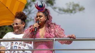 Carnaval 2026 com Preta Gil, sim! Márcio Victor chora com homenagem à cantora no 1º dia oficial da folia em Salvador. Vídeo!