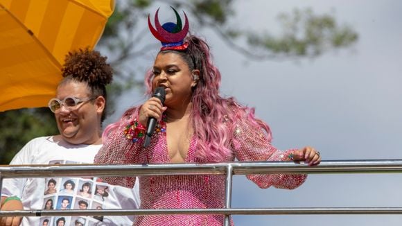 Carnaval 2026 com Preta Gil, sim! Márcio Victor chora com homenagem à cantora no 1º dia oficial da folia em Salvador. Vídeo!