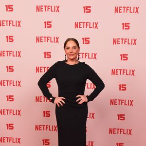 Heloísa Perissé: ocupa a carpete vermelha com um vestido longo preto minimalista de mangas compridas e gola redonda, de corte ajustado ao corpo com ligeiro drapeado na anca, acompanhado de brincos pendentes pretos e sapatos pretos de bico fino