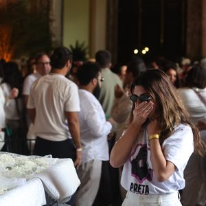 Com Preta Gil no caixão, Fernanda Paes Leme chora morte da amiga