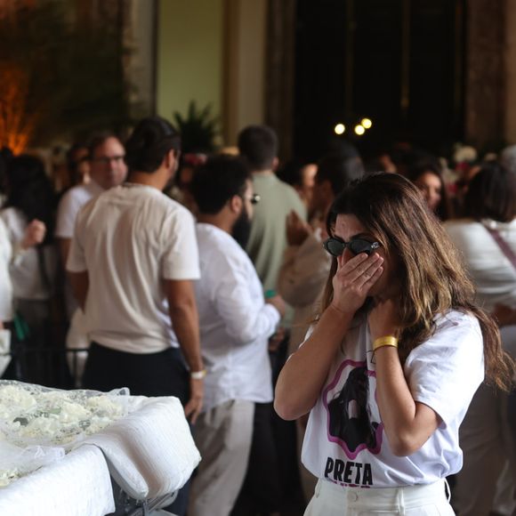 Com Preta Gil no caixão, Fernanda Paes Leme chora morte da amiga