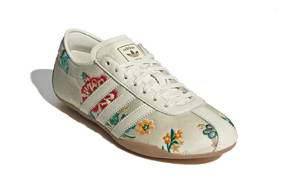Disponível por R$ 799 na Lowbank até o fechamento desta matéria, o Adidas Tokyo Crew White Floral Embroidery aposta em conforto duradouro e acabamento refinado para conquistar fãs da marca