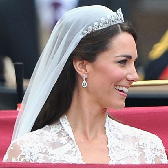 A família real teria recomendado a Kate Middleton que se casasse usando cabelo preso e a princesa de Gales apostou os fios em sua cor natural em 2011