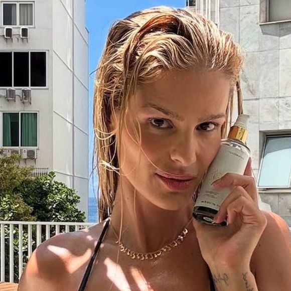 Yasmin Brunet exibe tatuagem no bumbum em fotos de biquíni em rotina de cuidados com o cabelo