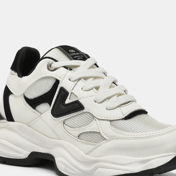 Por R$ 299,99, Via Marte lança tênis chunky inspirado no estilo "athleisure", tendência que mistura roupas esportivas com peças do dia a dia e que foi popularizada por Princesa Diana, perfeito para ir da academia ao trabalho