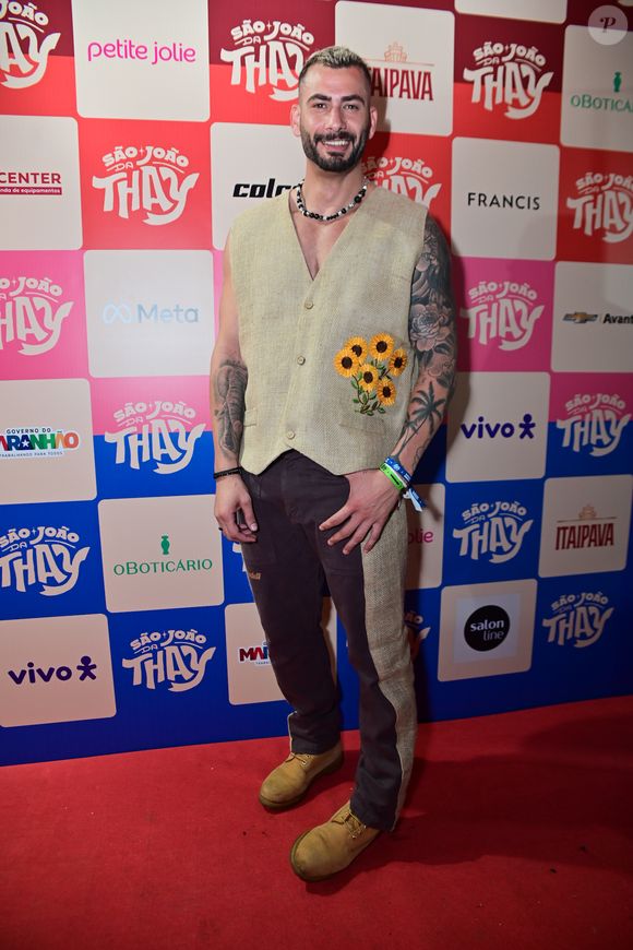 Já o também ex-BBB Nizam apostou no tecido juta, muito tradicional em festas juninas, para compor seu look