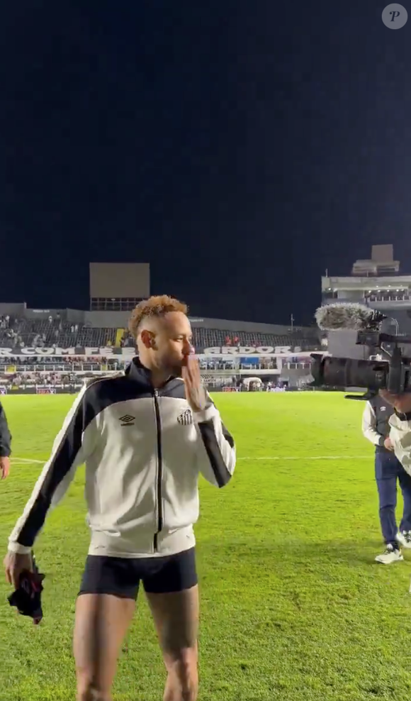 "Nunca tinha reparado que ele tem as pernas de alicate", "Ele tava assado?" e "Que agonia dessa perna, parece que vai quebrar" foram comentários sobre Neymar nas redes sociais