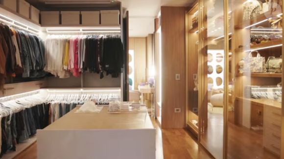 Casa de Ana Castela conta com amplo closet para a artista reunir suas roupas, grande parte de couro