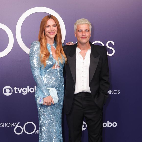 Giovanna Ewbank e Bruno Gagliasso foram à festa dos 60 anos da Globo: atriz e Giullia Buscacio escolheram o mesmo vestido grifado