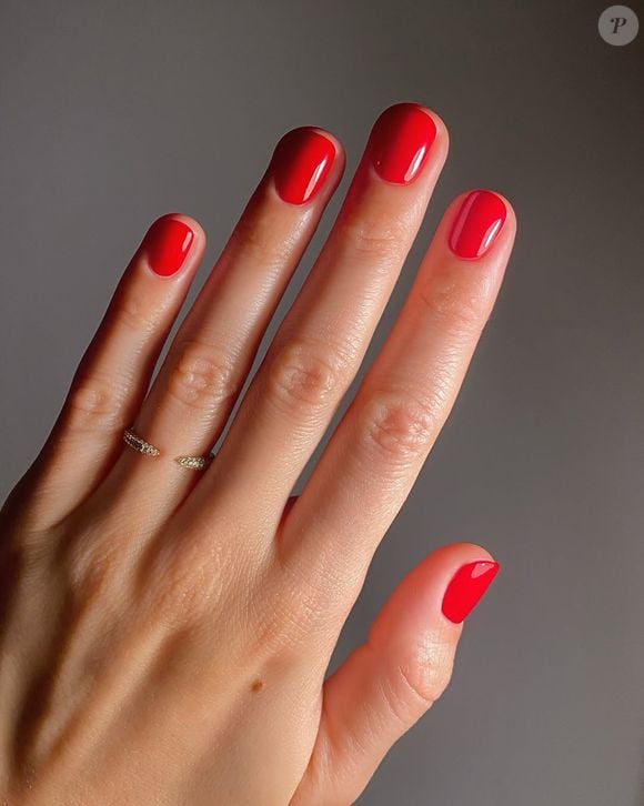 Unha na cor vermelho clássico vibrante é tendência para o Outono 2026, pois é vibrante e fica bem em qualquer tom de pele. Pode ser usada em diversos eventos especiais.