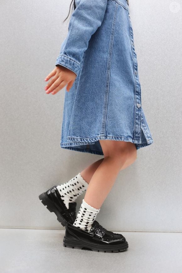 Mocassim Zara inspirado no luxo: modelo de estilo colegial tem franjas no peito do pé, palmilha flexível e solado de borracha tratorado por R$ 139