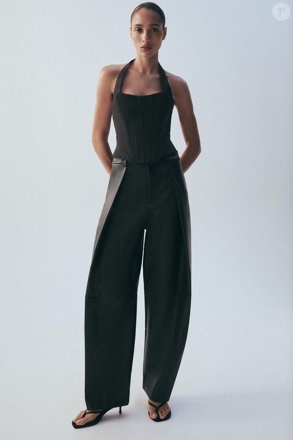 Com uma proposta elegante e atual, o top preto de gola halter é uma peça versátil para criar produções que destacam a parte superior da silhueta. A peça sai por R$ 279,00