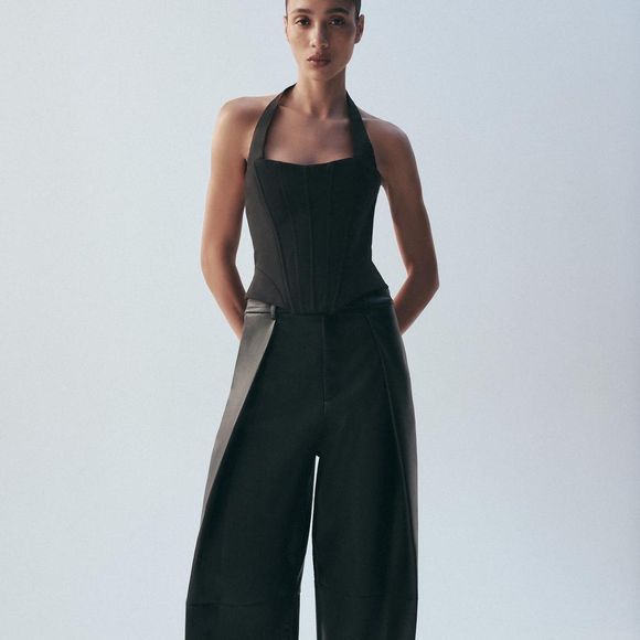 Com uma proposta elegante e atual, o top preto de gola halter é uma peça versátil para criar produções que destacam a parte superior da silhueta. A peça sai por R$ 279,00