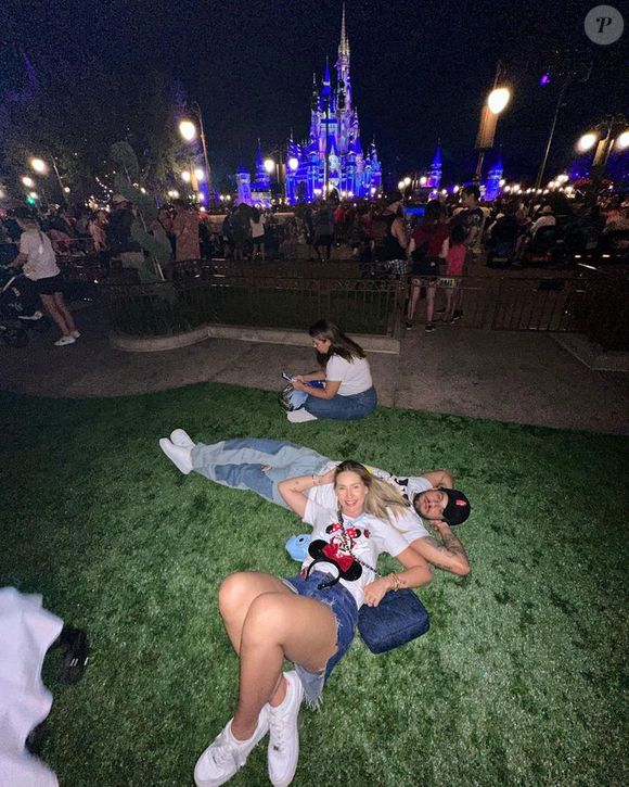 Virginia Fonseca usou look com blusa da Minnie na Disney