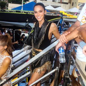 Bruna Marquezine já usou a tendência do look com correntes para o Carnaval.