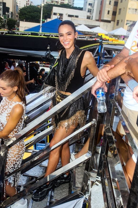 Bruna Marquezine já usou a tendência do look com correntes para o Carnaval.