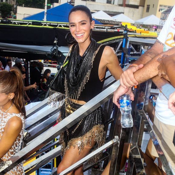 Bruna Marquezine já usou a tendência do look com correntes para o Carnaval.