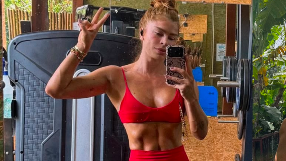 Deusa! Aos 44 anos, Grazi Massafera impressiona ao exibir abdômen trincado, costas definidas e beleza natural em nova sequência de fotos