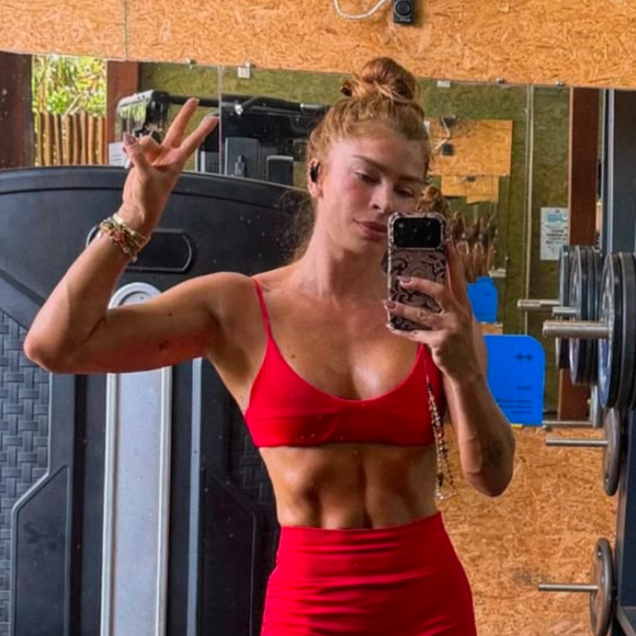Deusa! Aos 44 anos, Grazi Massafera impressiona ao exibir abdômen trincado, costas definidas e beleza natural em nova sequência de fotos