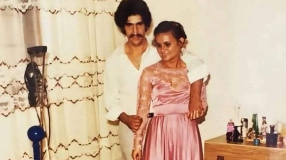 Há 44 anos, esse rapaz posava feliz diante dos presentes de casamento, hoje se envolveu em polêmica por uma grave declaração. Reconhece?