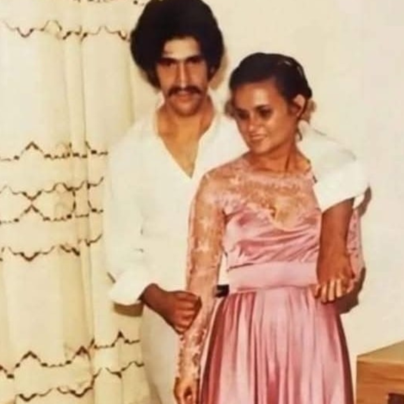 Há 44 anos, esse rapaz posava feliz diante dos presentes de casamento, hoje se envolveu em polêmica por uma grave declaração