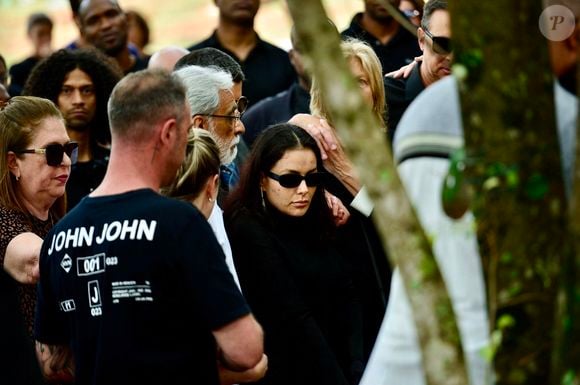 Li Martins recebeu o carinho de familiares e amigos, entre eles, as ex-companheiras do grupo Rouge