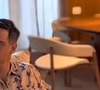 Mateus Solano vive uma realidade diferente. O ator se mudou para um apartamento localizado na Barra da Tijuca, também na Zona Oeste do Rio de Janeiro, e tem mostrado aos seguidores detalhes do novo lar nas redes sociais.