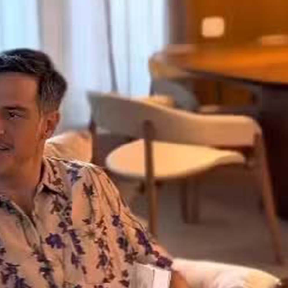 Mateus Solano vive uma realidade diferente. O ator se mudou para um apartamento localizado na Barra da Tijuca, também na Zona Oeste do Rio de Janeiro, e tem mostrado aos seguidores detalhes do novo lar nas redes sociais.