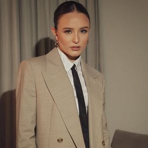 Grandes nomes como Dior, Gucci e Saint Laurent apostaram na gravata feminina em suas últimas coleções, combinando o acessório com ternos oversized e camisas de alfaiataria, como fez Larissa Manoela ao chegar pelo Rio 2C, na zona oeste do Rio de Janeiro.