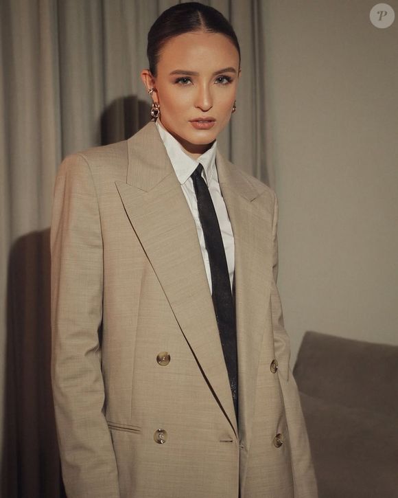 Grandes nomes como Dior, Gucci e Saint Laurent apostaram na gravata feminina em suas últimas coleções, combinando o acessório com ternos oversized e camisas de alfaiataria, como fez Larissa Manoela ao chegar pelo Rio 2C, na zona oeste do Rio de Janeiro.