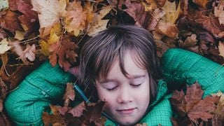 Se você quer que seus filhos sejam mais resilientes e felizes, experimente adotar esse hábito; os pais nórdicos sempre fazem isso