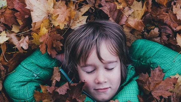 Se você quer que seus filhos sejam mais resilientes e felizes, experimente adotar esse hábito; os pais nórdicos sempre fazem isso