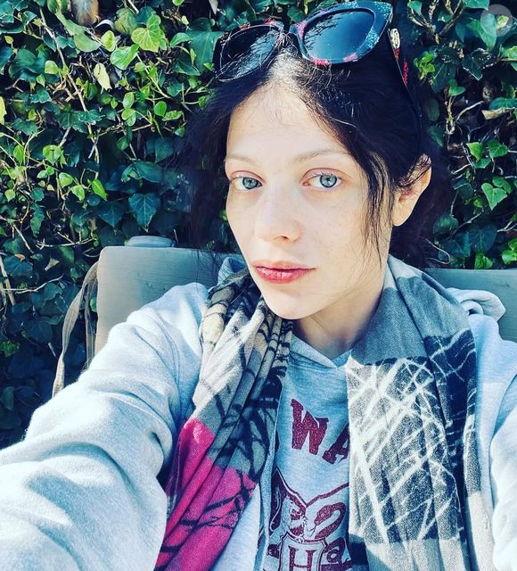 Michelle Trachtenberg, nesta foto sem maquiagem, estava muito diferente do habitual