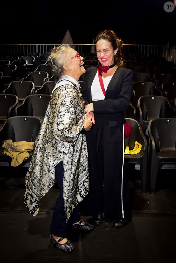 Gabriela Duarte e a mãe, Regina Duarte, fizeram fotos após estreia de monólogo da filha da veterana