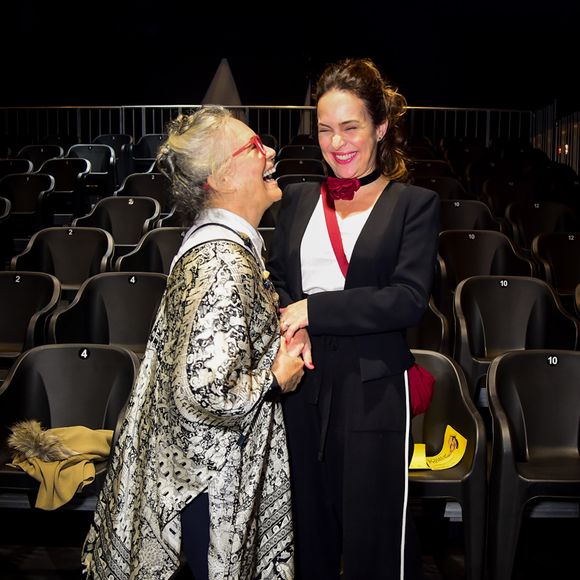 Gabriela Duarte e a mãe, Regina Duarte, fizeram fotos após estreia de monólogo da filha da veterana