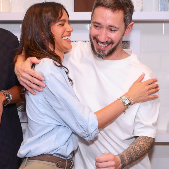 Bruna Marquezine pareceu se divertir muito durante o evento.