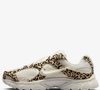 O Nike V5 Runner Feminino aposta em uma estética inspirada nos anos 2000, com entressola de espuma robusta e leve, detalhes metálicos e logo Swoosh 3D