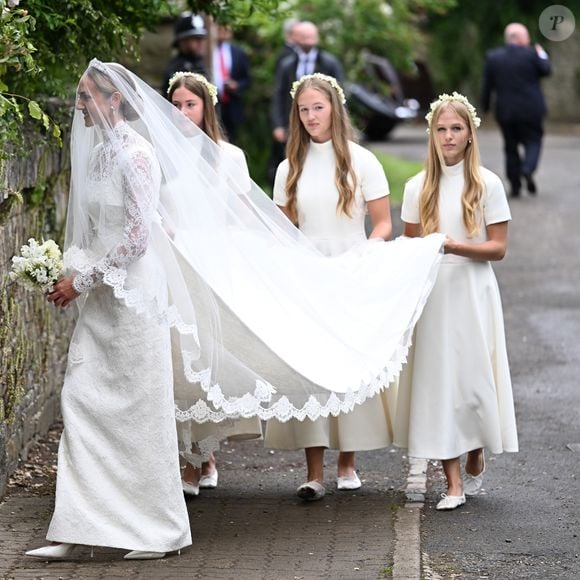Renda histórica e bordados inspirados em flores silvestres são os destaques do vestido de noiva de Harriet Sperling