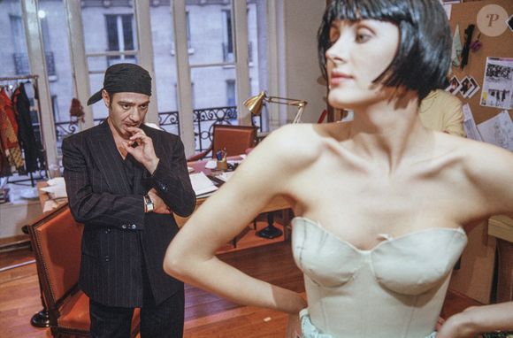 Após ser demitido da Dior por falas racistas e antissemitas, John Galliano é confirmado como tema do Met Gala 2027 e volta ao centro das atenções