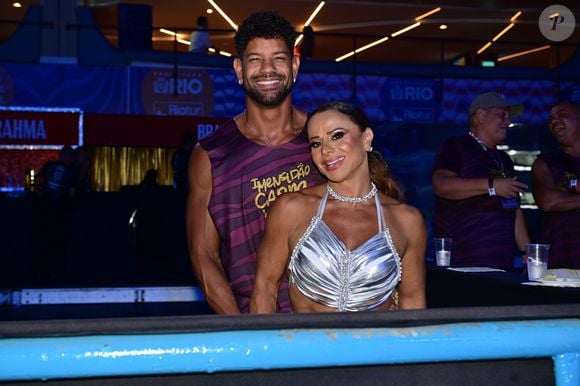 No Carnaval 2026, Viviane Araújo esbanja romance com o marido no camarote da Sapucaí antes de comandar a bateria do Salgueiro