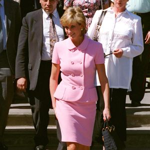 Princesa Diana adorava apostar nos conjuntos clássicos compostos de saia ou calça na cor rosa, transmitindo elegância e autoridade.